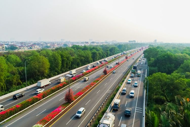 Ruas Jalan Tol Sedyatmo dibangun untuk melengkapi kawasan Bandara Internasional Soekarno-Hatta di Cengkareng, Tangerang, Banten.