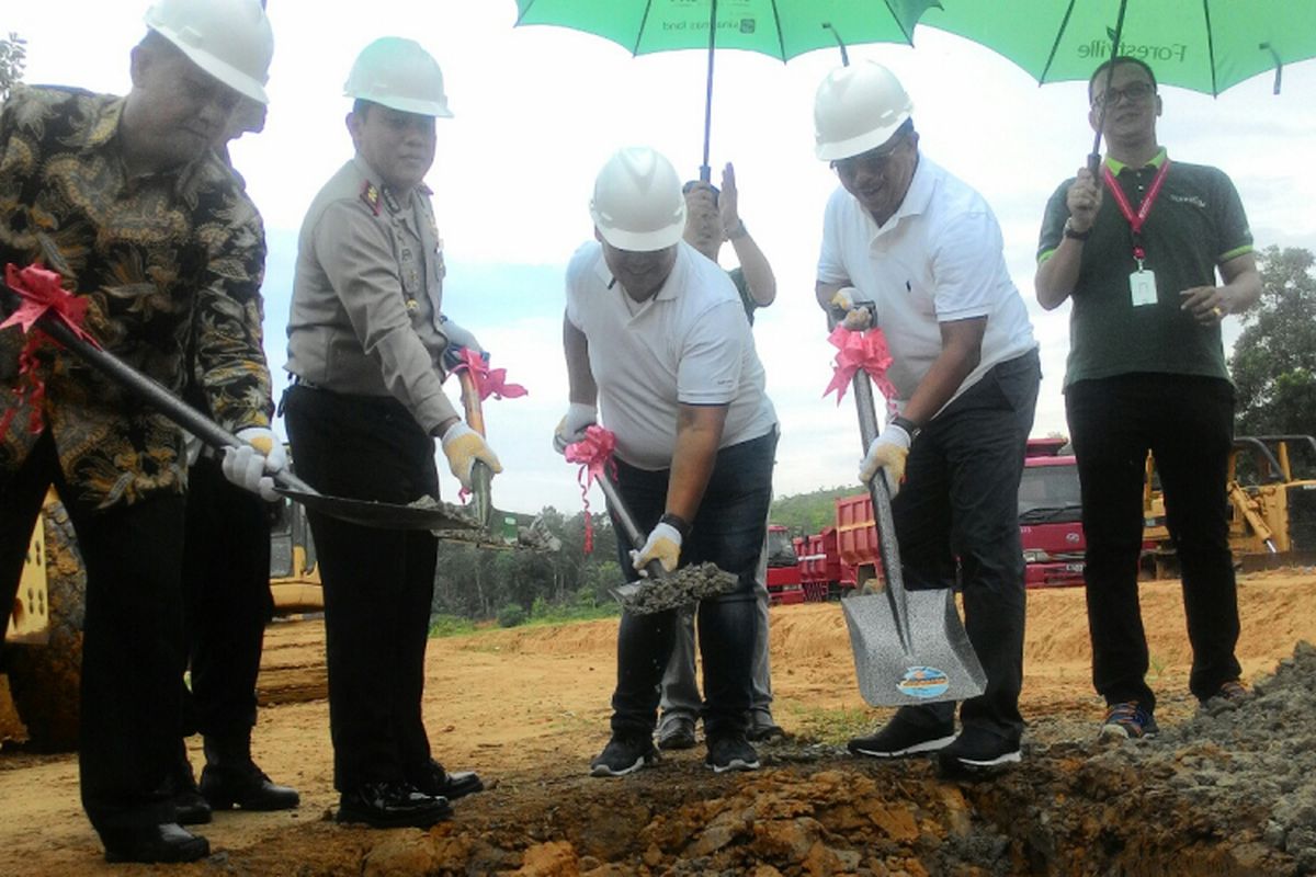 Walikota Balikpapan, Rizal Effendi, dan muspida resmikan secara simbolis pembangunan jalan tembus Jl MT Haryono ke Km 7 Balikpapan. Jalan itu melalui kawasan Grand City, kawasan elit teranyar yang dibangun Sinar Mas Wisesa. 