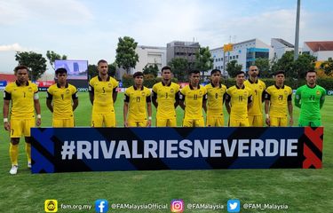 Timnas Malaysia berpose jelang laga pembuka Piala AFF 2020 kontra Kamboja pada 6 Desember 2021. Guilherme De Paula mengenakan nomor punggung 9.