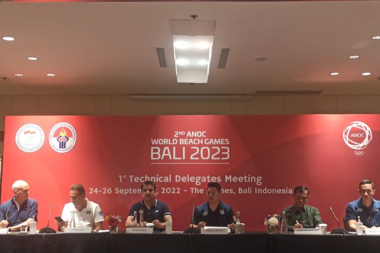 Ketua Komite Olimpiade Indonesia (NOC Indonesia), Raja Sapta Oktohari, bersama para delegasi  internasional federasi  dari 14 cabang olahraga yang akan dipertandingkan dalam World Beach Game ke 2 Bali 2023 saat mengelar konfrensi pers di Kuta, Badung, Bali pada Minggu (25/9/2022). Kompas.com/ Yohanes Valdi Seriang Ginta