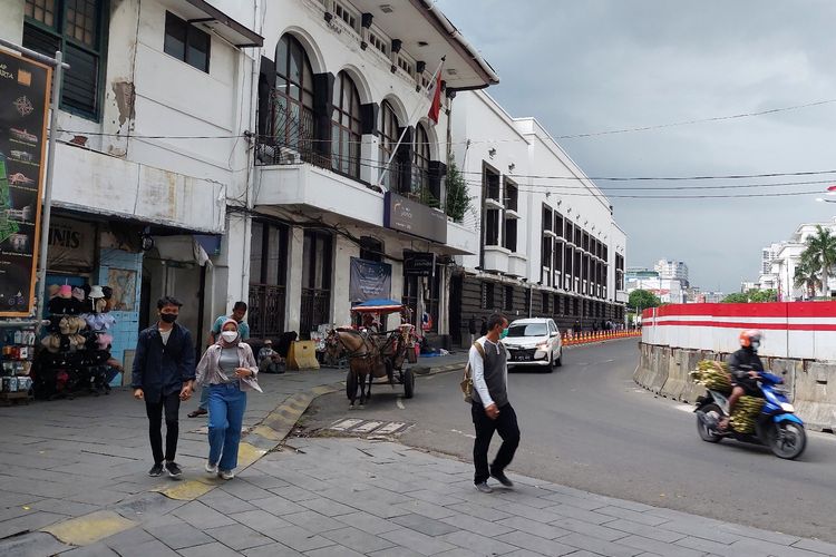 Arus lalu lintas di sekitar Kawasan Wisata Kota Tua Jakarta, Sabtu (7/5/2022) pagi. Puncak wisata diprediksi terjaadi Sabtu malam ini.