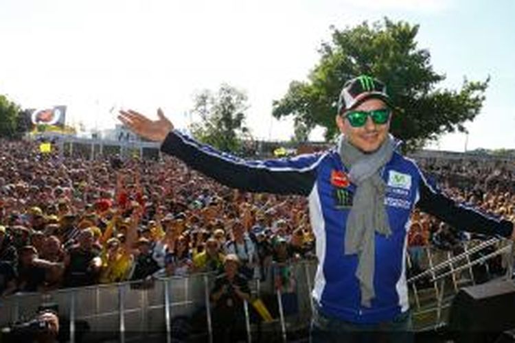 Pebalap Movistar Yamaha asal Spanyol, Jorge Lorenzo, berpose di depan para penggemar jelang GP Perancis di Sirkuit Le Mans, Kamis (15/5/2014).