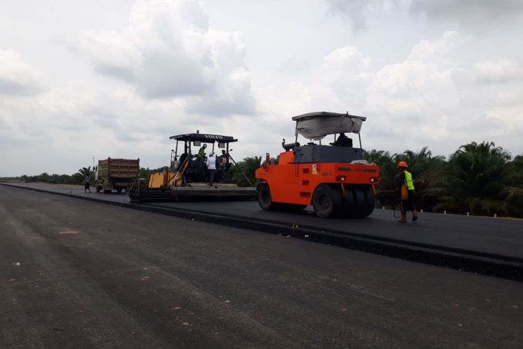 Suasana pembangunan jalan tol Palembang-Inderalaya