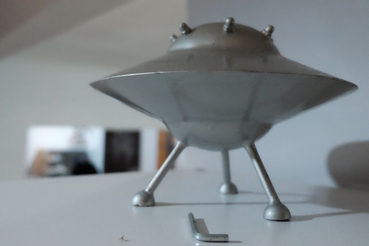 Miniatur UFO yang ada di rumah Venzha Christ, penggiat Space Art asal Indonesia