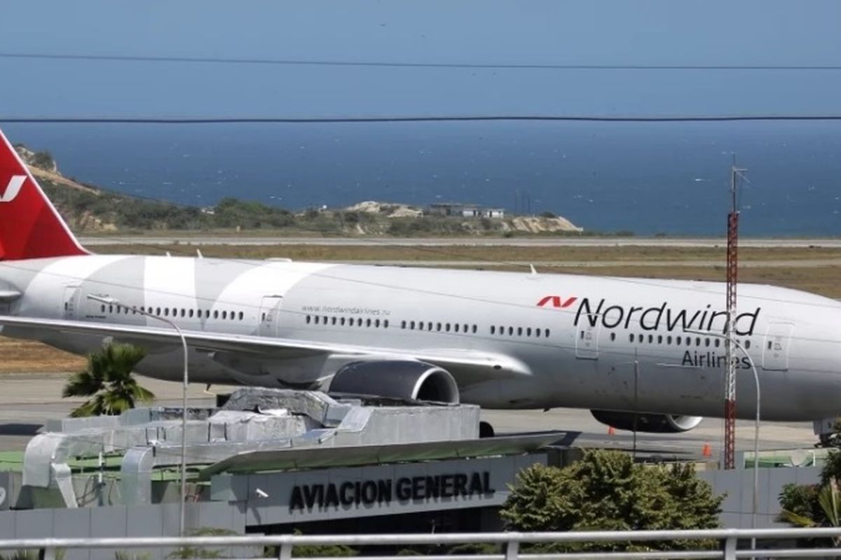 Pesawat Boeing 777 milik maskapai penerbangan Rusia, Nordwind Airlines terlihat di bandara Simon Bolivar, Caracas, Venezuela.