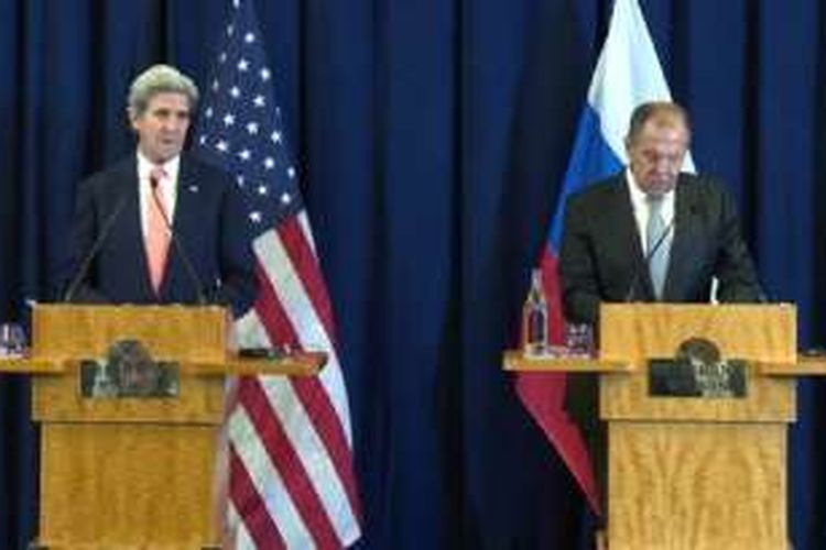 Menteri Luar Negeri AS, John Kerry (kiri) dan Menlu Rusia, Servei Lavrov, sepakat untuk membentuk Pusat Implementasi Bersama (JIC) untuk memerangi ISIS dan sayap Al Qaeda, Jabhat Fateh al-Sham, di Suriah. JIC akan dibentuk secara resmi tujuh hari setelah gencatan senjata dimulai Senin (12/9/2016).
