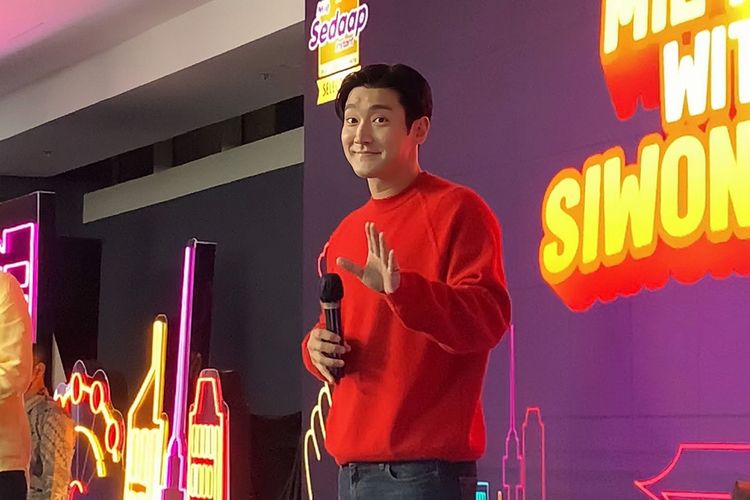 Aktor sekaligus penyanyi Siwon Super Junior saat mengadakan jumpa penggemar dalam acara Me Time With Siwon Choi yang digelar Mie Sedaap di kawasan Jakarta Selatan, Selasa (6/12/2022). 