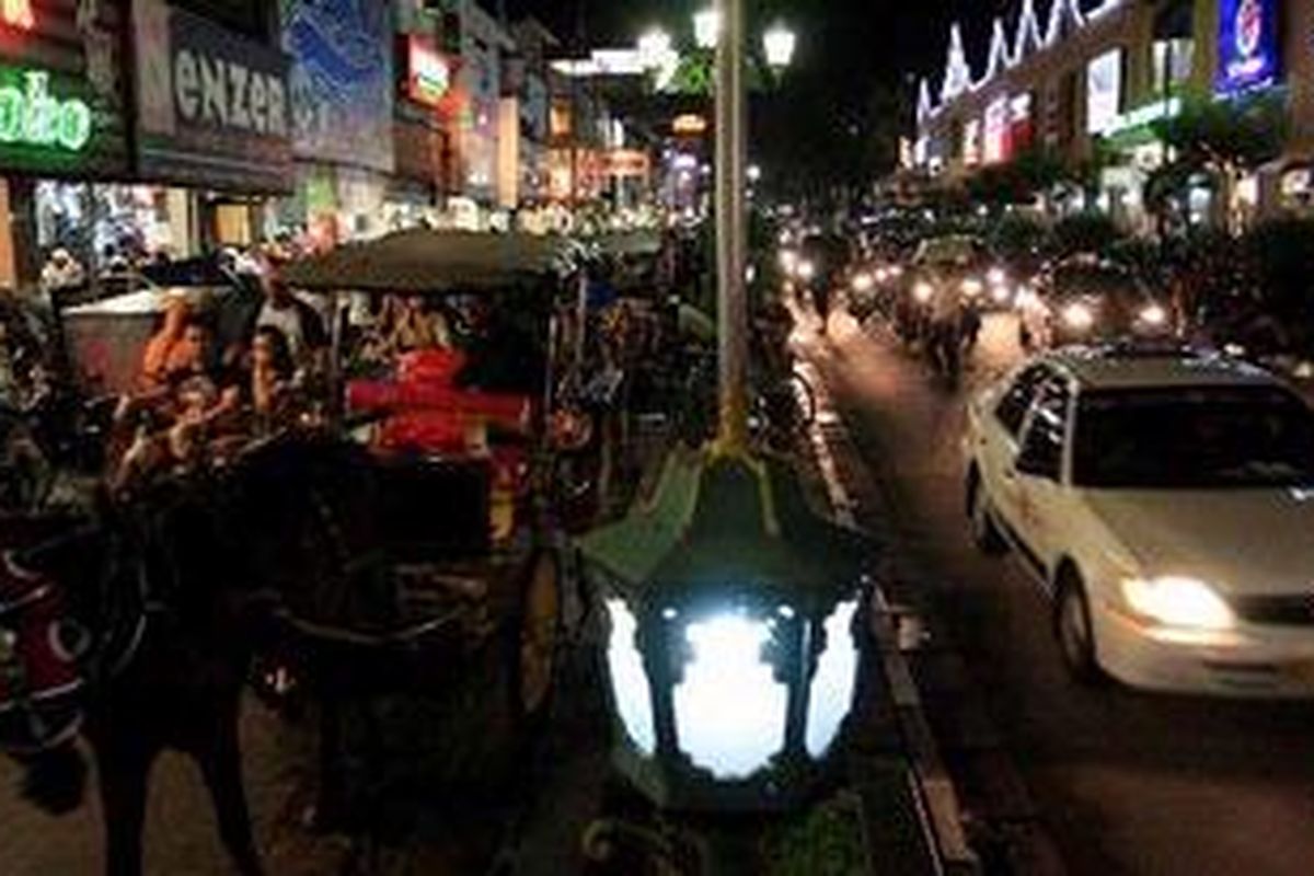 Suasana malam hari di Jalan Malioboro, Yogyakarta, Sabtu (29/5/2010). Kawasan wisata belanja kerajinan tangan dan kuliner ini bertambah padat pada saat hari libur nasional dan akhir pekan. 