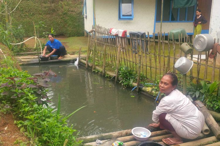 Dua warga mencuci di atas kolam yang airnya bersumber dari selokan di Kampung Pasir Tengah, Desa Gede Pangrango, kadudampit, Sukabumi, Jawa Barat, Rabu (13/6/2018). 