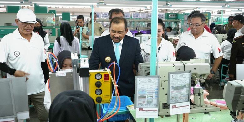 Bupati Pemalang Anom Widiyantoro meninjau proses produksi sepatu olahraga oleh PT Longwell International di Pemalang, Jawa Tengah, Senin (10/11/2025).