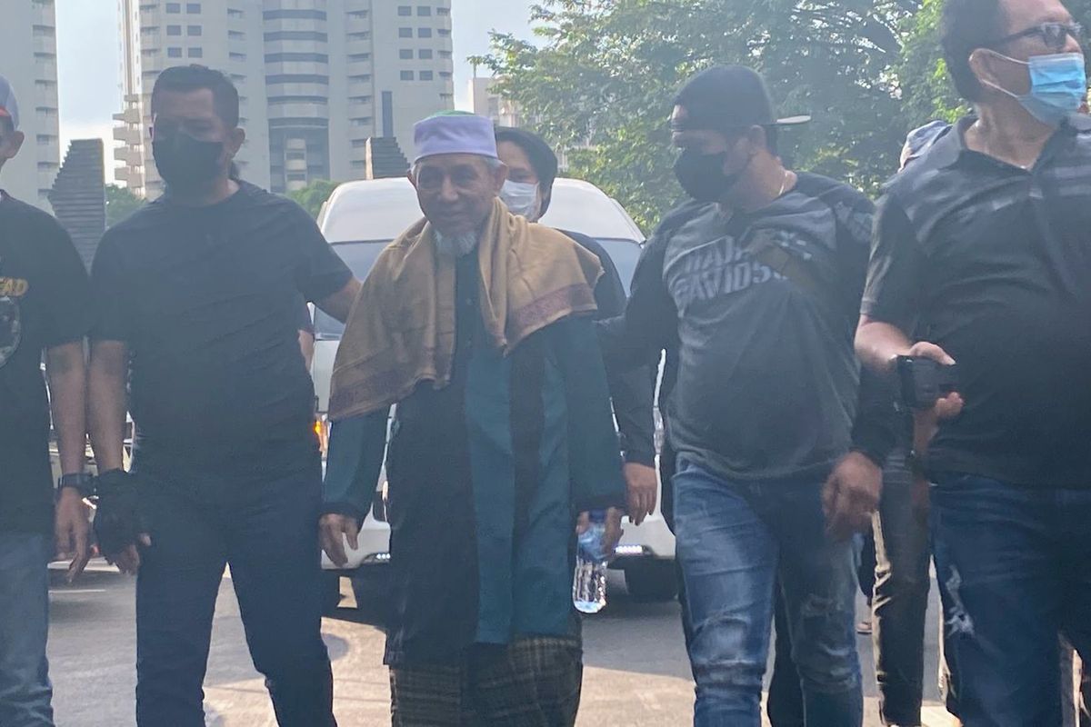 Pimpinan kelompok Khilafatul Muslimin Abdul Qadir Hasan Baraja dikawal ketat penyidik kepolisian saat tiba Mapolda Metro Jaya, Selasa (7/6/2022)