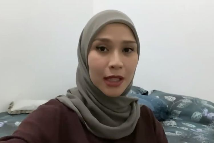 Zaskia Adya Mecca sedang membaca surat dari anak-anaknya sebelum melahirkan. (Bidikan layar YouTube Zaskia Adya Mecca). 