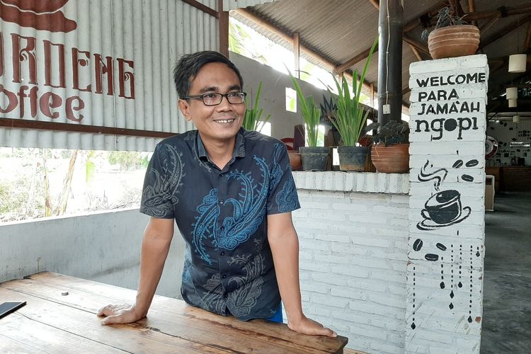 Muhammad Inam Amin(44) saat berada di kedai kopi miliknya yang diberinama kedai Kopi Gandroeng, daerah Nologaten, Caturtunggal, Depok, Sleman