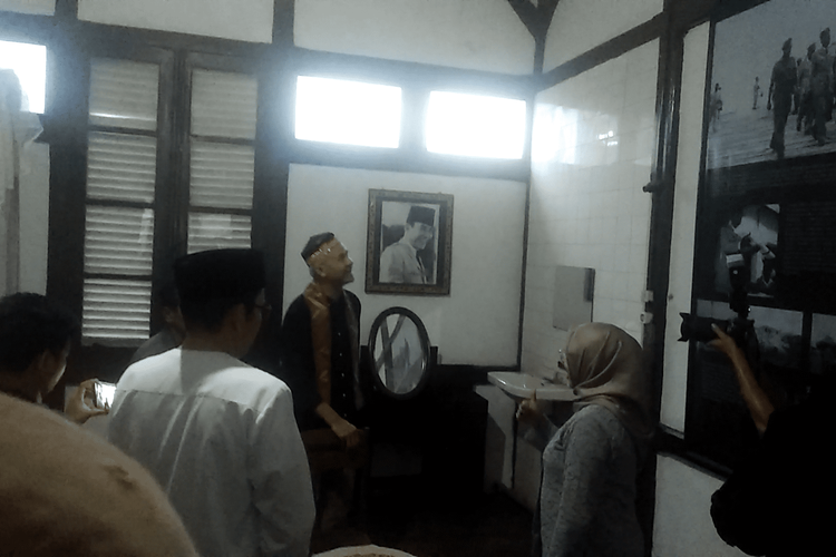 Capres Ganjar Pranowo saat mengunjungi kamar Bung Karno di Musium Asi Mbojo, Kota Bima, NTB, Sabtu (3/12/2023).