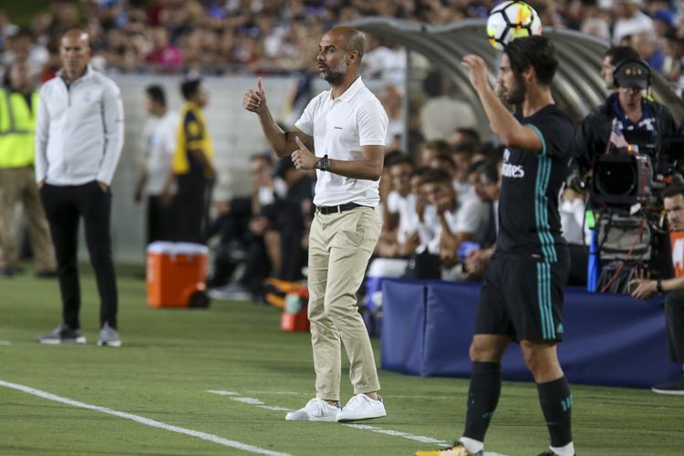 Manajer Manchester City, Pep Guardiola, menyaksikan aksi pasukannya ketika melawan Real Madrid dalam pertandingan International Champions Cup (ICC) di Los Angeles Memorial Coliseum in Los Angeles, California, 26 Juli 2017.