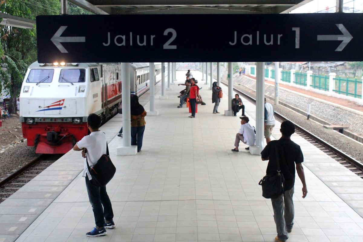Calon penumpang menunggu kedatangan Kereta Rel Listrik di Stasiun Bekasi Timur, Bekasi, Jawa Barat, Senin (9/10). Setelah pengoperasian Kereta Rel Listrik lintas Bekasi-Cikarang, tercatat sekitar 1.600 penumpang melalui stasiun tersebut  dari pukul 05.00 hingga 10.00 WIB pada Senin (9/10). ANTARA FOTO/Risky Andrianto/pras/17
