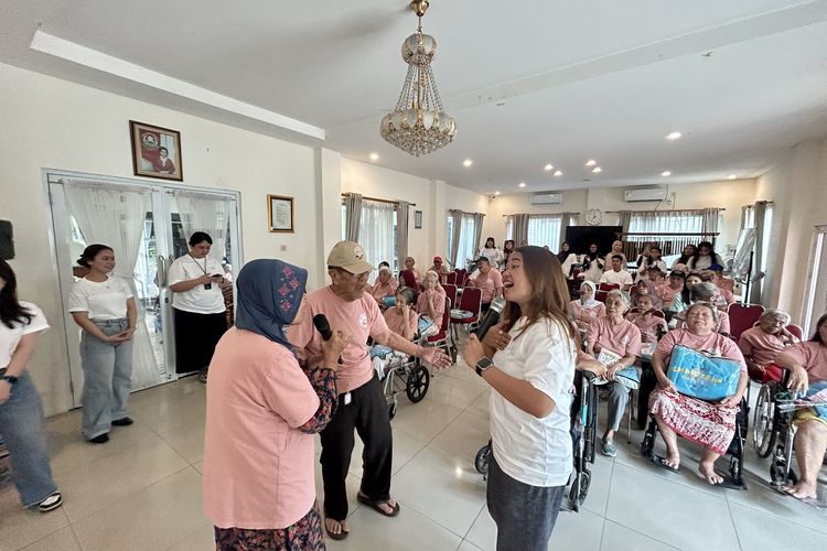 Momen perayaan Jernih Berbagi Charitrip Spesial Hari Ibu di Panti Werdha Wisma Mulia, Jakarta Barat, bersama Kompas.com dan Tim Volunteer Generasi Jernih, Senin (22/12/2025).