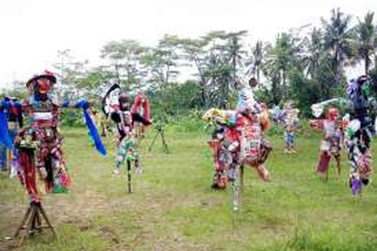 Beberapa Memedi Sawah karya para petani dalam festival Memedi Sawah untuk kedaulatan pangan di   angro wisata Bumi Merapi, Jalan Kaliurang Km 20 Dusun Sawungan, Kelurahan Hargobinangun, Kecamatan Pakem, Kabupaten Sleman  