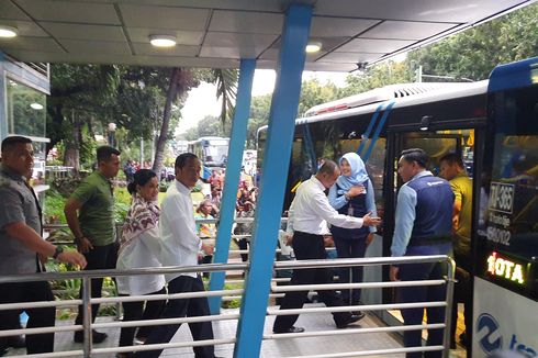 Ditemani Chelsea Islan, Jokowi Naik Transjakarta ke Stasiun MRT 