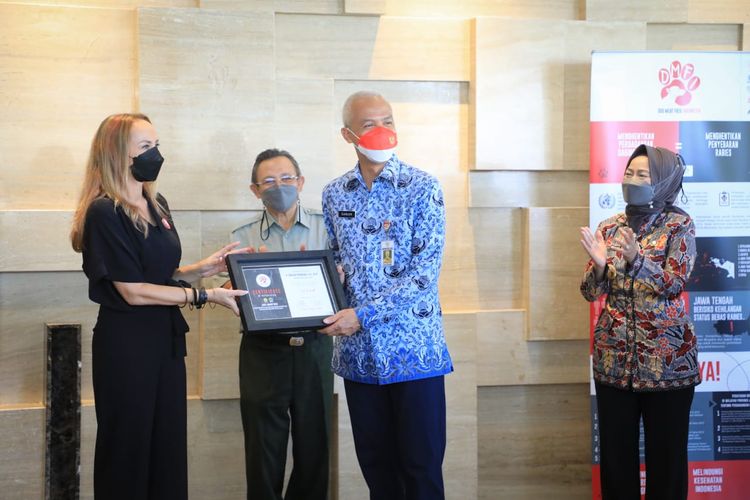 Gubernur Jawa Tengah Ganjar Pranowo dapat penghargaan dari DMFI, Kamis (17/3/2022)