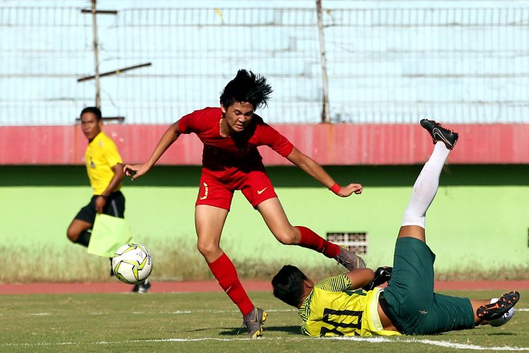 Pemain Timnas Indonesia U-19, Rendy Juliansyah di hadang kiper Tim Liga 3 Jawa Timur Persekapas Pasuruan M Rizky Ade saat ujicoba yang berakhir dengen skor 4-0 di Satdion Gelora Delta Sidoarjo, Jawa Timur, Senin (22/07/2019) sore.