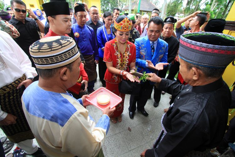 Calon Gubernur Kalbar Karolin Margret Natasa dan calon Wakil Gubernur Suryadman Gidot disambut secara adat Melayu saat memasuki keraton Alwatzikhoebillah, Kabupaten Sambas, Kalimantan Barat (13/3/2018)