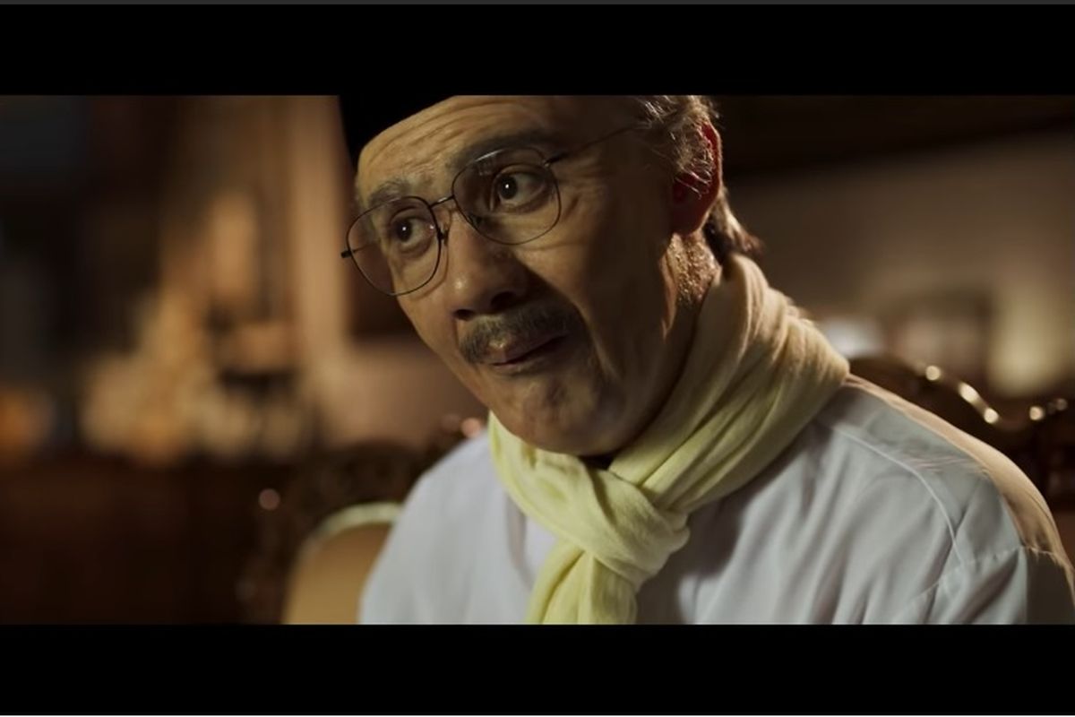 Reza Rahadian saat memerankan mendiang BJ Habibie dalam film Habibie & Ainun 3.