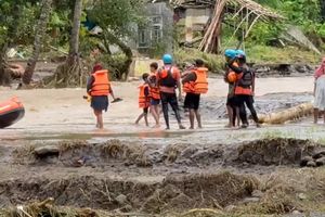 Tim SAR Menembus Aliran Sungai yang Mengganas untuk Evakuasi Warga Cidadap Sukabumi