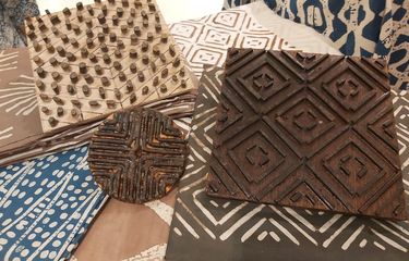 Contoh cap untuk membuat batik yang terdiri dari papan tripleks dan bahan-bahan limbah seperti sumpit, kertas koran, atau karung goni.