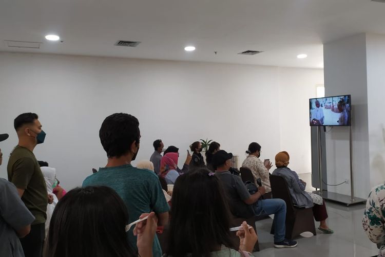 Warga nonton bareng (nobar) akad nikah Kaesang Pangarep dan Erina Gudono di Plaza Ambarrukmo, Sabtu (10/12/2022).