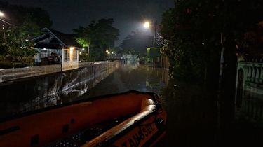 Perumahan di Pamulang Banjir Satu Meter, Warga Beli Makan Pakai Perahu Karet