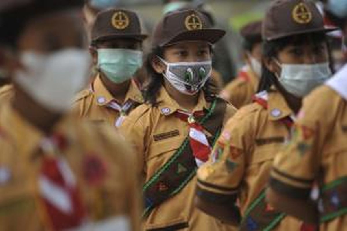 Hujan abu letusan Gunung Kelud tidak menyurutkan semangat para Pramuka Siaga untuk mengikuti apel Lomba Pesta Siaga Kwartir Ranting Kutoarjo, Kabupaten Purworejo, Jawa Tengah, Sabtu (15/2/2014). Karena alasan kesehatan dan keselamatan para siswa, lomba tersebut ditunda hingga kondisi alam dan lingkungan kembali bersahabat. 

