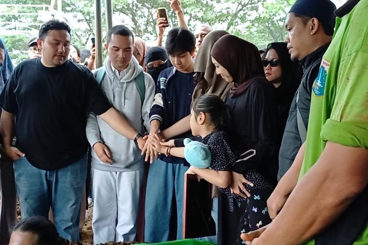 Tangis Pecah, Richa Novisha Genggam Tangan Anak-anak Saat Pemakaman Gary Iskak