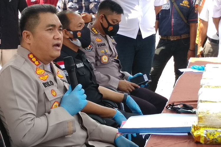 Kapolrestabes Medan, Kombes Pol Riko Sunarko menyebutkan pihaknya menangkap seorang kurir sabu-sabu sebanyak 40 kilogram. Dalam waktu dua bulan, dia bisa hasilkan Rp 920 juta.