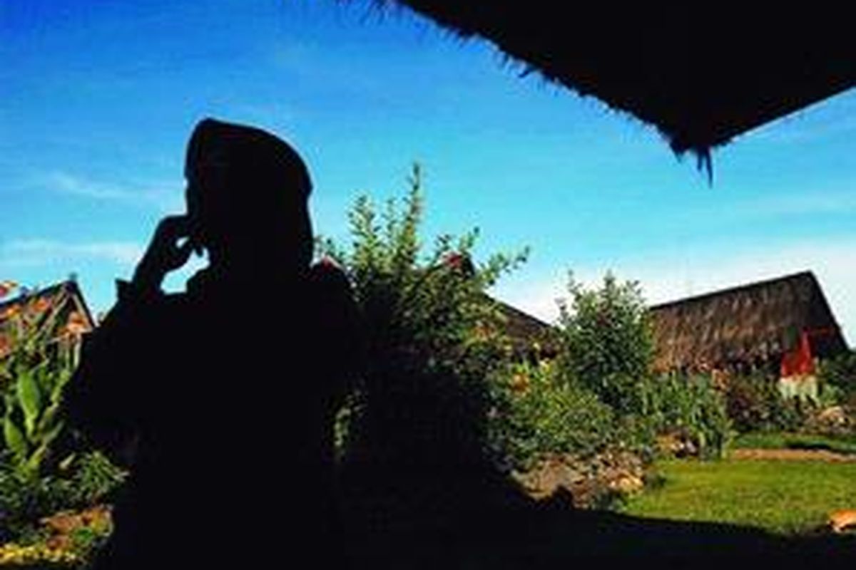 Wisatawan menikmati suasana Kampung Budaya Sindangbarang (KBS) di Desa Pasir Eeurih, Kecamatan Tamansari, Kabupaten Bogor,Jawa Barat, Sabtu (3/1). 