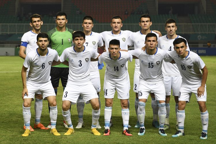 Tim sepak bola Uzbekistan pada sesi foto sebelum bertanding melawan tim sepak bola Thailand dalam penyisihan grup B Asian Games ke-18 di Stadion Pakansari, Bogor, Minggu (19/8/2018). 