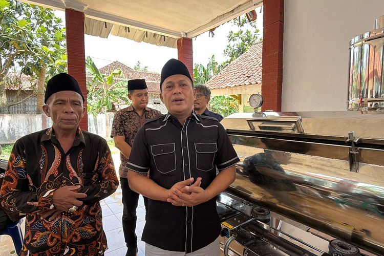 Wakil Bupati Pamekasan Sukriyanto menerima hibah mesin Vacum Frying dari mahasiswa ITS Surabaya