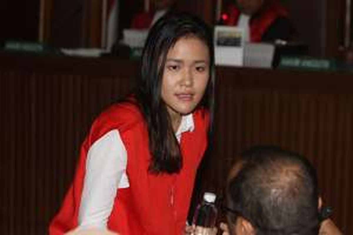 Jessica Kumala Wongso menjalani persidangan perdana dengan agenda pembacaan dakwaan di Pengadilan Negeri Jakarta Pusat, Rabu (15/6/2016). Jessica didakwa dengan maksimal hukuman mati terkait dugaan kasus pembunuhan Wayan Mirna Salihin.