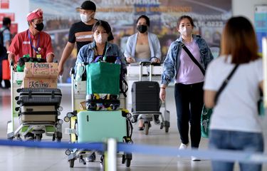 Calon penumpang pesawat membawa barang bawaan di Terminal Domestik Bandara Internasional I Gusti Ngurah Rai, Badung, Bali, Rabu (9/3/2022). Pengelola Bandara Bali memprediksi jumlah rata-rata penumpang harian di bandara tersebut akan meningkat sekitar 20 persen setelah hasil tes RT-PCR atau rapid test antigen COVID-19 tidak lagi diwajibkan sebagai persyaratan bagi Pelaku Perjalanan Dalam Negeri (PPDN) yang telah menerima vaksin COVID-19 dosis kedua atau dosis ketiga (booster).