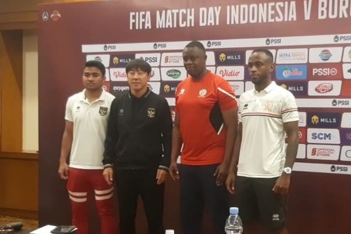 Pemain timnas Indonesia Asnawi Mangkualam (pertama dari kiri) bersama pelatih Shin Tae-yong (kedua dari kiri) berfoto bersama pelatih dan pemain Burundi dalam konferensi pers menjelang laga pertama Indonesia vs Burundi di Hotel Sultan, Jakarta, Jumat (24/3/2023) sore WIB.