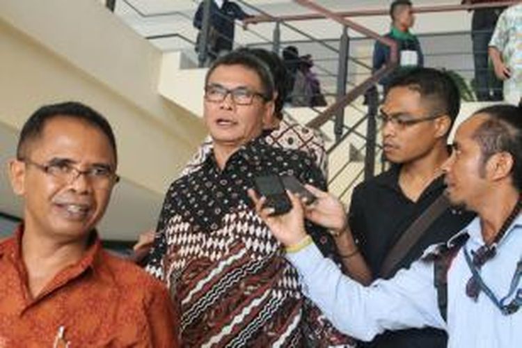 Pimpinan sementara KPK, Johan Budi sedang diwawancarai sejumlah wartawan di aula kampus Universitas Nusa Cendana (Undana) Kupang, Nusa Tenggara Timur (NTT), Jumat (5/6/2015)