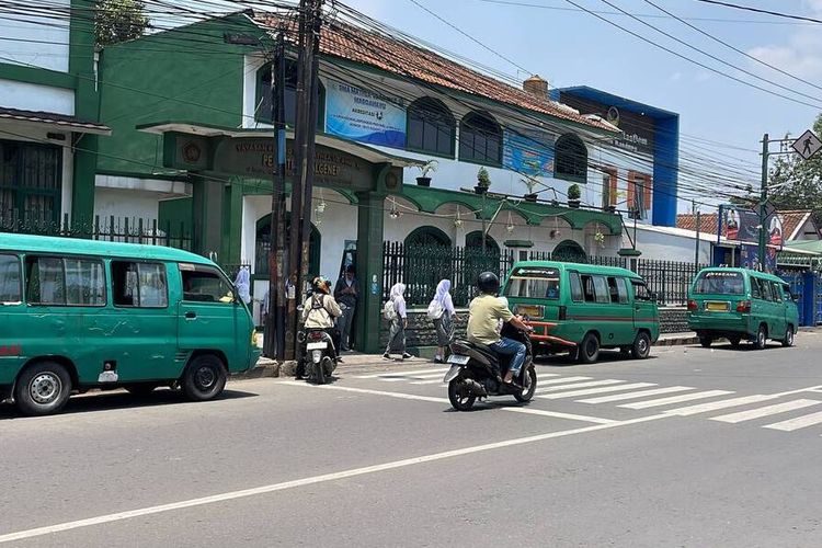 Aep Rahmat (58) supir angkutan kota (Angkot) jurusan Leuwi Panjang - Soreang, Kabupaten Bandung, Jawa Barat, usai beraktifitas menarik penumpang dari mulai Perempatan Kopo Kota Bandung hingga Terminal Soreang, Kabupaten Bandung, pada Minggu (29/10/2023)