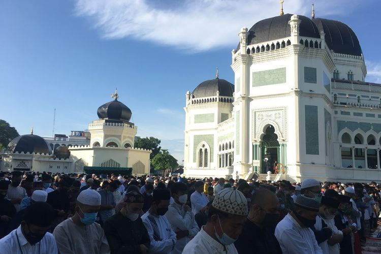 Ribuan umat Islam memadati Masjid Raya Al-Mashun di Medan, Sumatera Utara untuk melaksanakan shalat Idul Fitri 1442 Hijriah, Kamis (13/5/2021). (KOMPAS.com/DANIEL PEKUWALI)