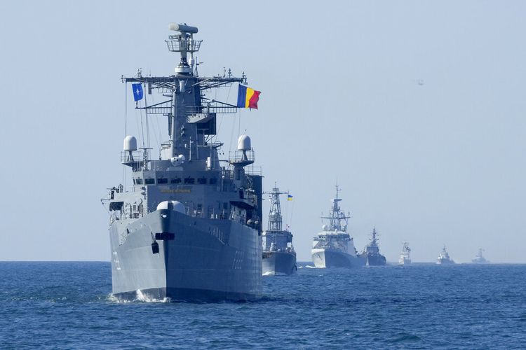 Kapal perang NATO berada dalam formasi pertempuran dalam latihan gabungan Sea Breeze 2021 di Laut Hitam, Jumat (9/7/2021). Ukraina dan NATO telah melakukan latihan di Laut Hitam yang melibatkan puluhan kapal perang selama dua pekan menyusul konfrontasi antara pasukan militer Rusia dan kapal perusak Inggris di lepas pantai Criema bulan lalu.