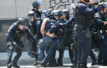 Petugas penegak hukum bentrok dengan pedemo di Pusat Penahanan Metropolitan (MDC) ketika kerusuhan Los Angeles pecah di California, Amerika Serikat, 8 Juni 2025.