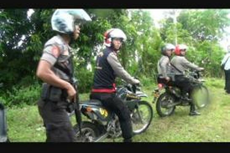 Polisi bersenjata lengkap sedang memburu dua perampok bersenjata api yang melarikan diri ke hutan di Mamuju, Sulawesi Barat, Jumat (13/9/2013).
