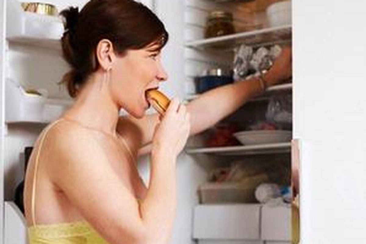 Nafsu makan yang tidak terkendali serta pilihan makanan yang salah membuat perut Anda lebih cepat kosong.