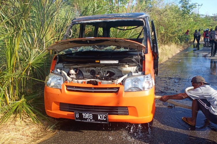 Mobil jenis Daihatsu Grand Max milik PT Pos dan Giro yang mengangkut untuk bantuan sosial tunai bagi masyarakat Kecamatan Amarasi, Kabupaten Kupang, NTT terbakar