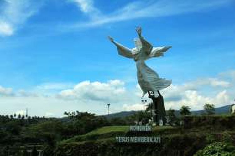 Monumen Yesus Memberkati di komplek Perumaha Citra Land, menjadi salah satu ikon wisata di Manado, Sulawesi Utara.