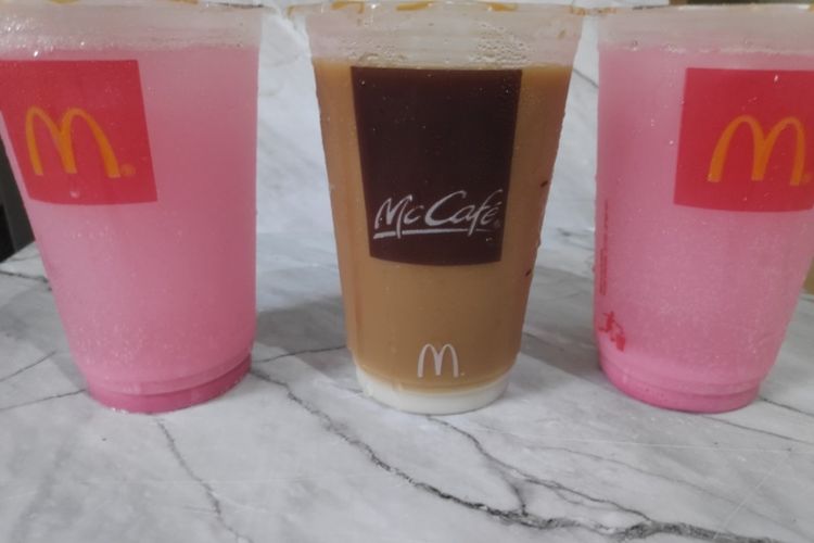 Soda gembira, krim soda gembira, dan es kopi kelapa dari McDonald's Indonesia. 
